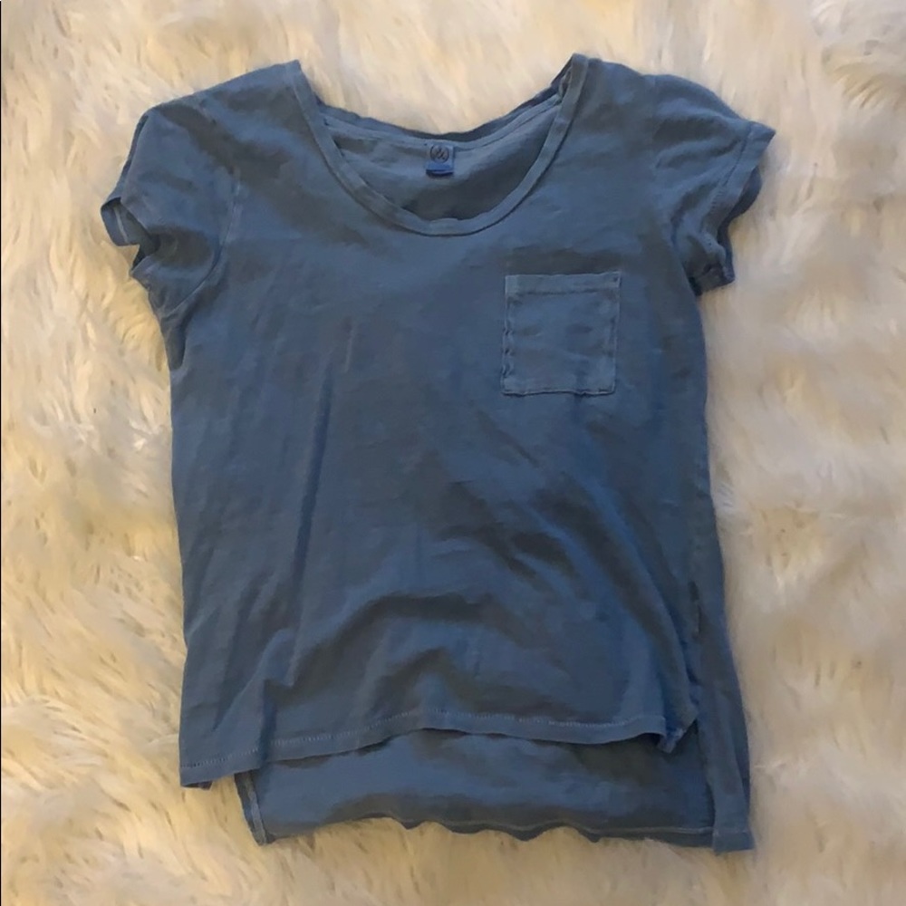 Distressed work out pocket T-shirt